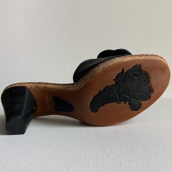 Børn Leather Flower Sandal with 4 Inch Heel—Size 10/42 - Picture 7 of 11